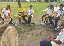 foto de profesor con estudiantes aprendiendo de musica