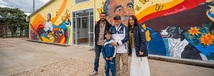 Foto de la fachada de la institución con una familia o personas