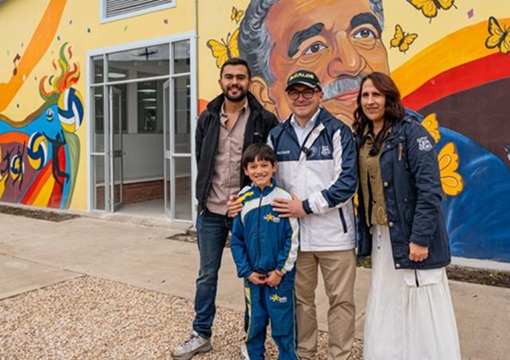 Foto de la fachada de la institución con una familia o personas