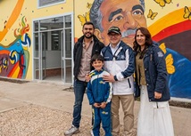 Foto de la fachada de la institución con una familia o personas