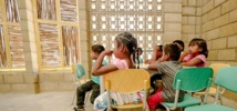 Niños sentados alrededor de un pupitre