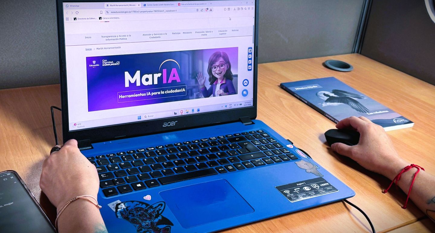 Foto de computador en la página de MarIA