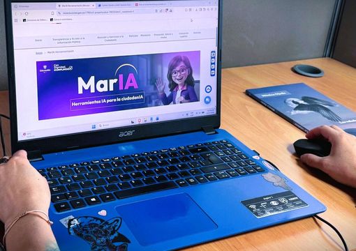 Foto de computador en la página de MarIA