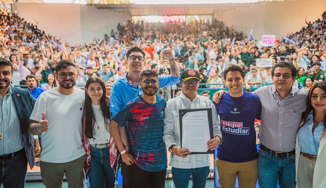 Presidente Gustavo Petro, Ministro de Educación Daniel Rojas Medellín, en la promulgación de la Ley 30 en Popayán