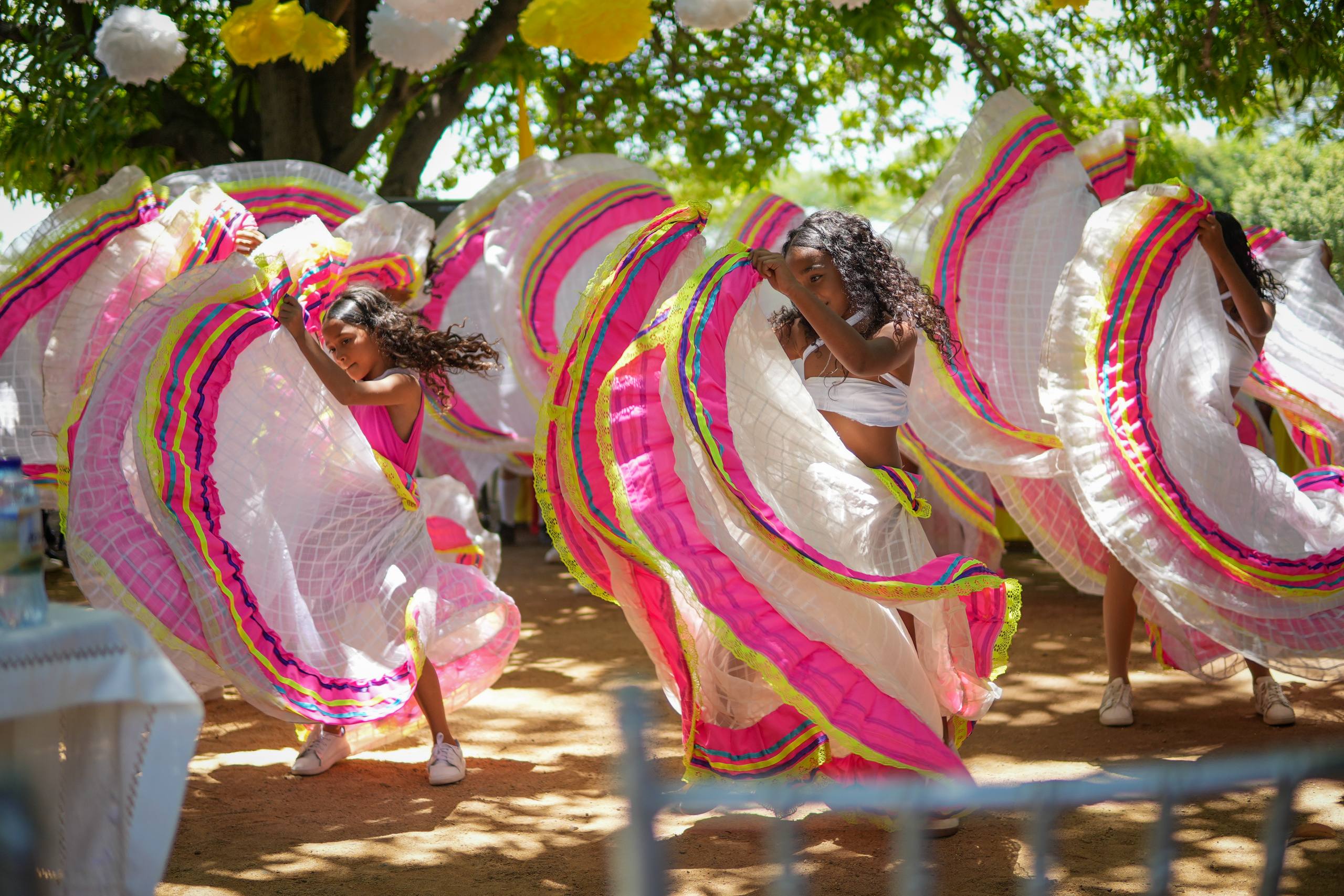 foto de niños en evento de entrega de  Institución Educativa Rural Agroambiental José Pérez