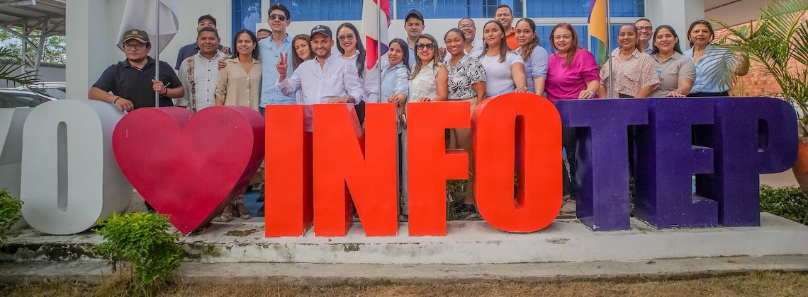 foto de ministro y comunidad en infotep