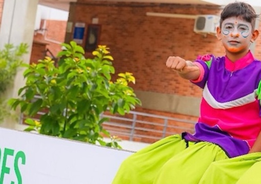 estudiantes participando en arte y espacios de paz