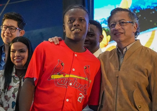 Presidente Gustavo Petro, con joven beneficiado con el Programa Servicio Social para la Paz
