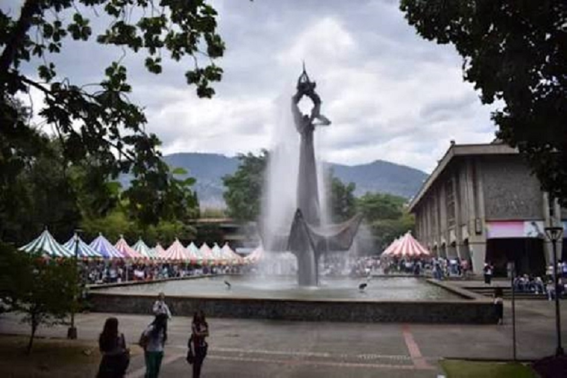 Fachada de la universidad