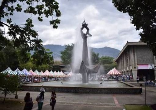 Fachada de la universidad