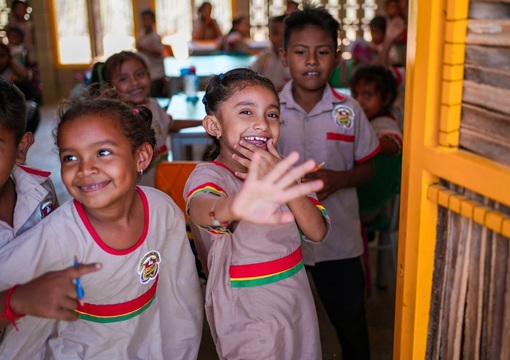 Niñas y niños de La Guajira sonriendo a la cámara