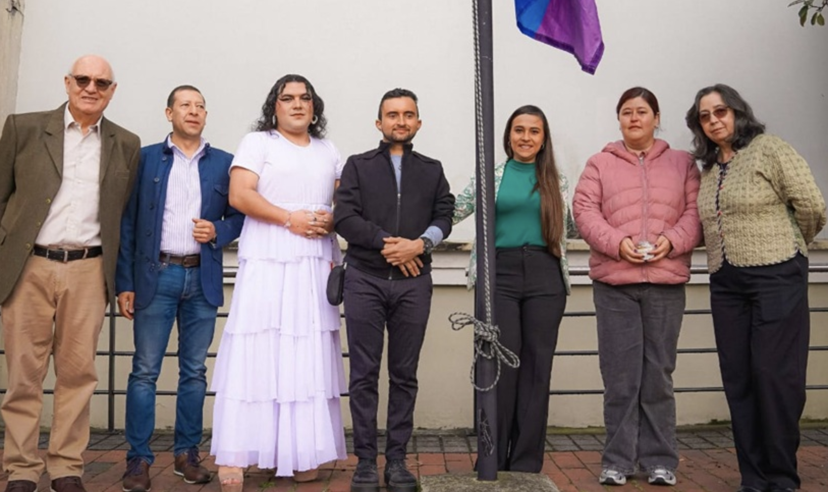 Personas del Ministerio de Educación con la bandera del orgullo gay