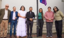 Personas del Ministerio de Educación con la bandera del orgullo gay