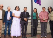 Personas del Ministerio de Educación con la bandera del orgullo gay