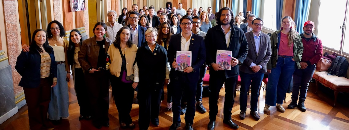 foto en la presentacion de documento politica publica ley artes al aula