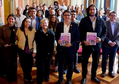 foto en la presentacion de documento politica publica ley artes al aula