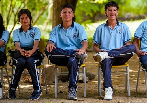 FOTO DE ESTUDIANTES SONRIENDO