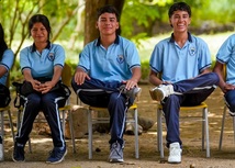 FOTO DE ESTUDIANTES SONRIENDO