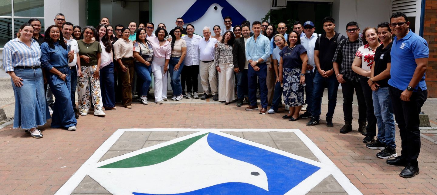 Foto del Viceministro Ricardo Moreno con asiatentes a evento en Unipaz