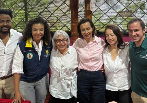Viceministra Gledy María Foliaco junto a la Gobernadora del Chocó, al Secretrario de Educación de Quibdó y asistentes al encuentro