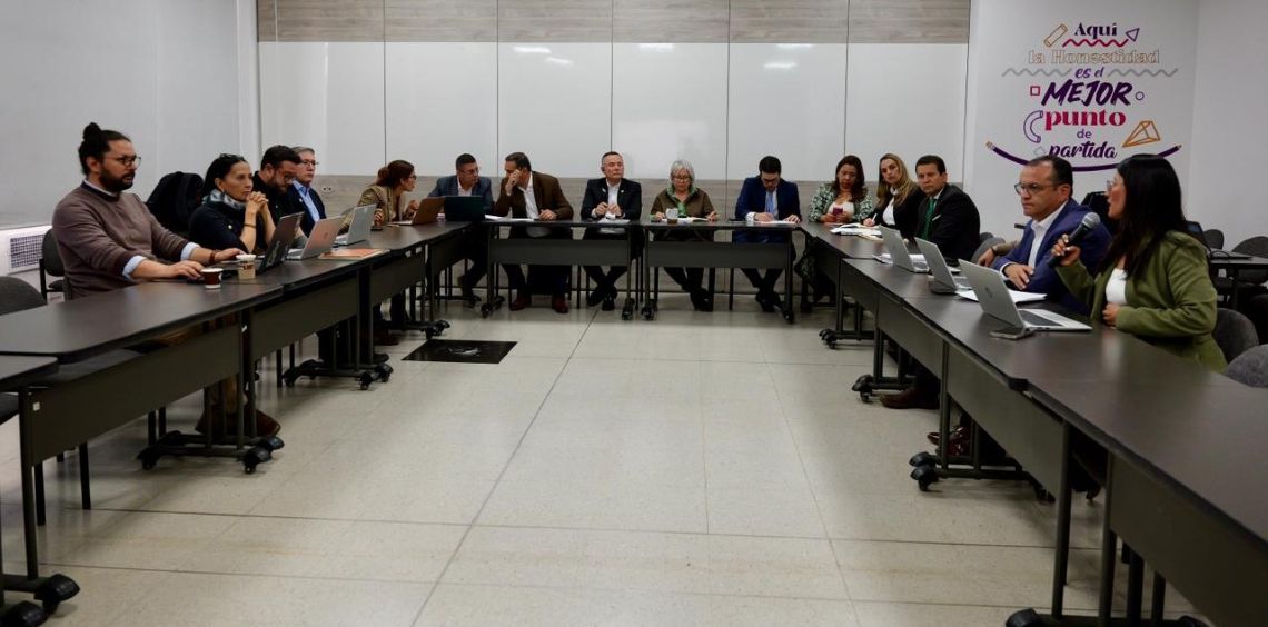 La viceministra de Educación Preescolar, Básica y Media, Gledy María Foliaco Rebolledo, el gobernador de Santander, Juvenal Díaz Mateus y el senador Diego Fran Ariza, reunidos en el Ministerio de Educación Nacional
