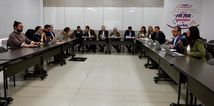 La viceministra de Educación Preescolar, Básica y Media, Gledy María Foliaco Rebolledo, el gobernador de Santander, Juvenal Díaz Mateus y el senador Diego Fran Ariza, reunidos en el Ministerio de Educación Nacional