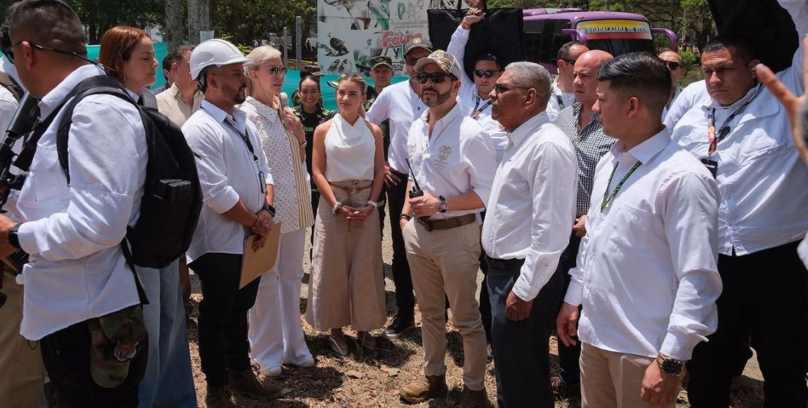 El Presidente Abelardo De La Espriella en el corregimiento de Pueblo Nuevo en el municipio de Buga