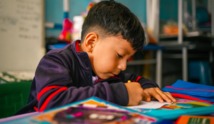 Estudiante escribiendo en un cuaderno