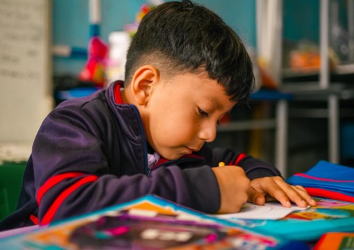 Estudiante escribiendo en un cuaderno