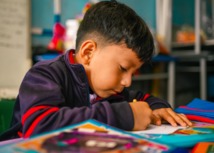 Estudiante escribiendo en un cuaderno