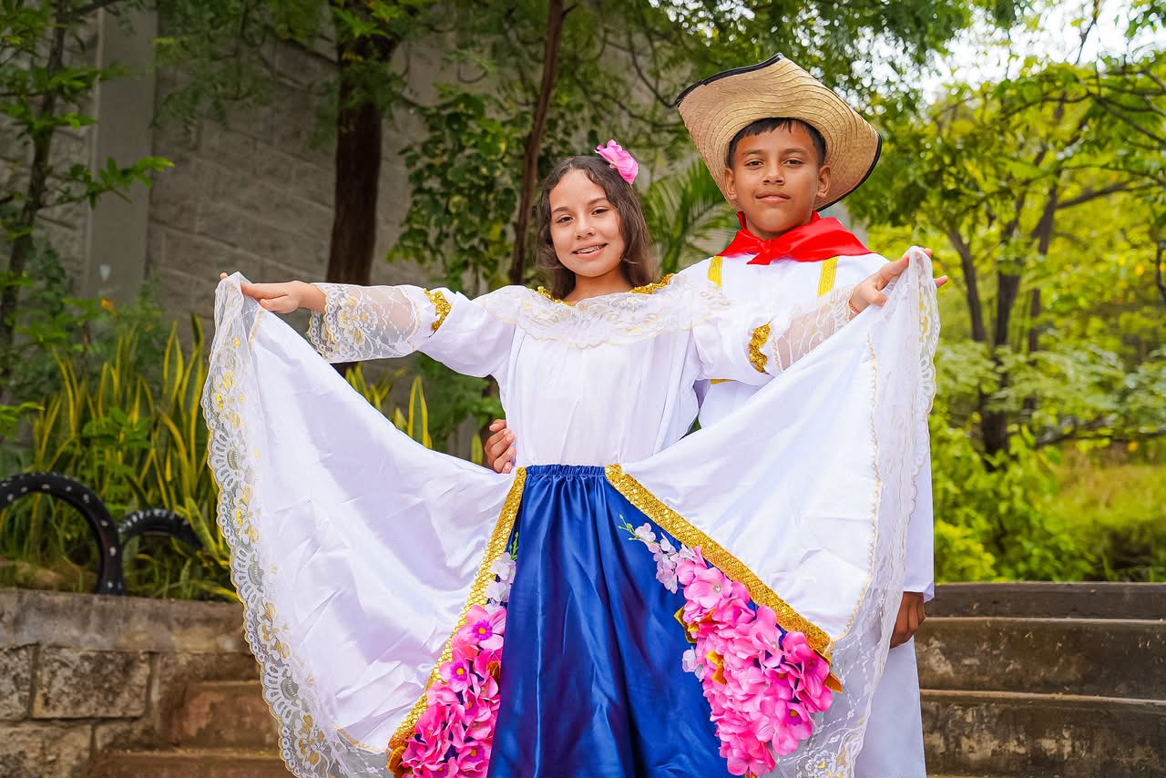 foto de estudiantes en actividades de danzas culturales