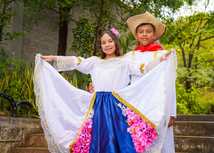 foto de estudiantes en actividades de danzas culturales