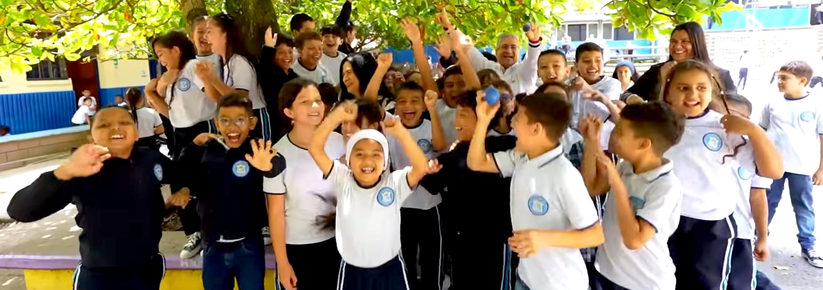 foto de directivo docente celebrando con estudiantes