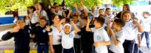 foto de directivo docente celebrando con estudiantes