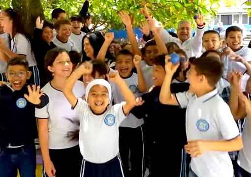 foto de directivo docente celebrando con estudiantes