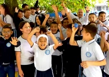 foto de directivo docente celebrando con estudiantes