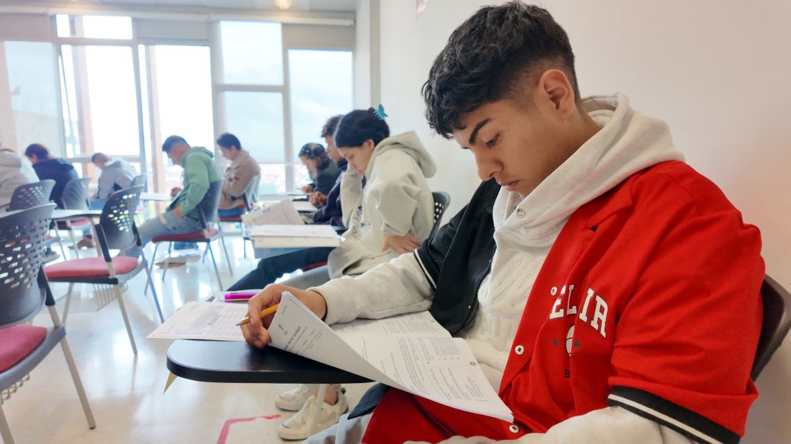 Foto de estudiante presentando pruebas