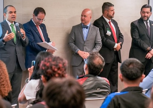 Álvaro José Cifuentes, viceministro de Educación Preescolar, Básica y Media en un evento en google