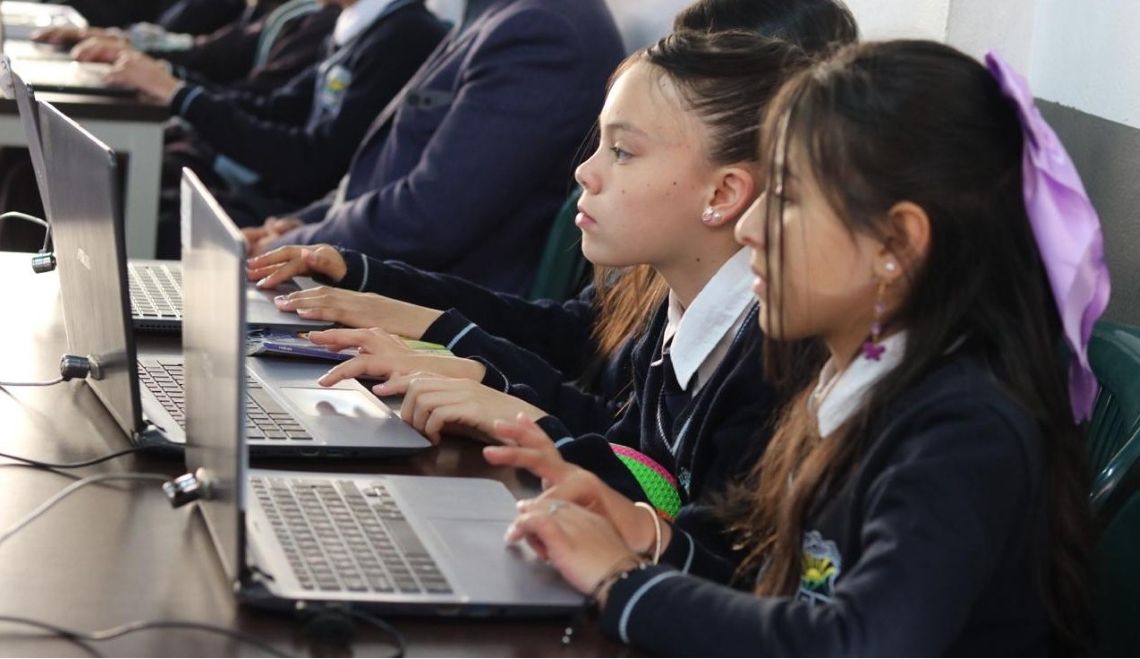 Foto de estudiantes en sala de computadores