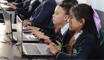 Foto de estudiantes en sala de computadores
