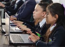 Foto de estudiantes en sala de computadores