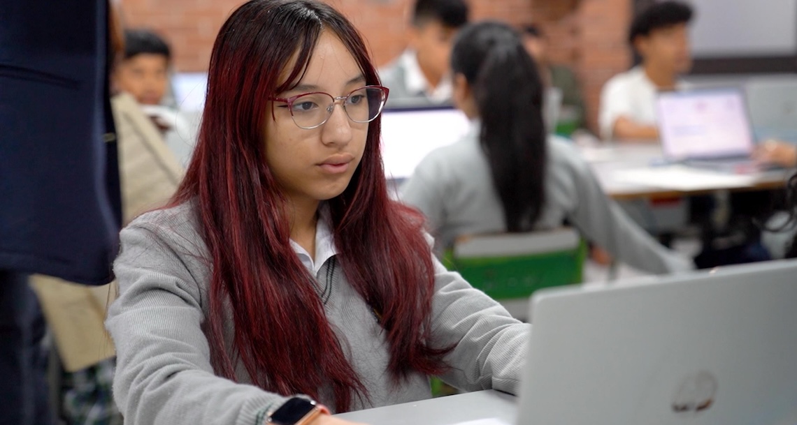 estudiante presentando pruebas de quiero ser quiero saber