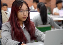 estudiante presentando pruebas de quiero ser quiero saber