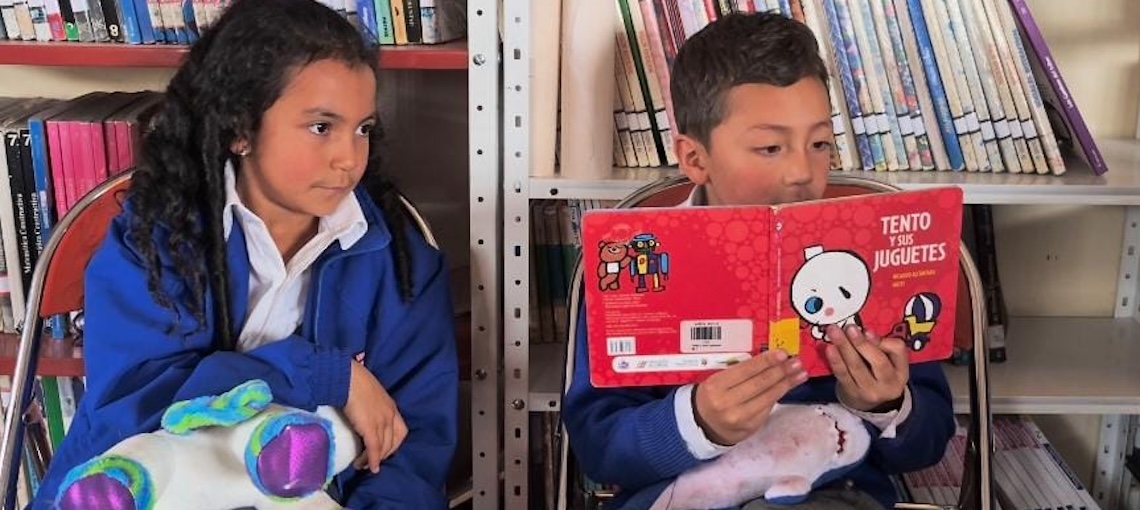 estudiantes en biblioteca escolar