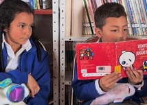 estudiantes en biblioteca escolar