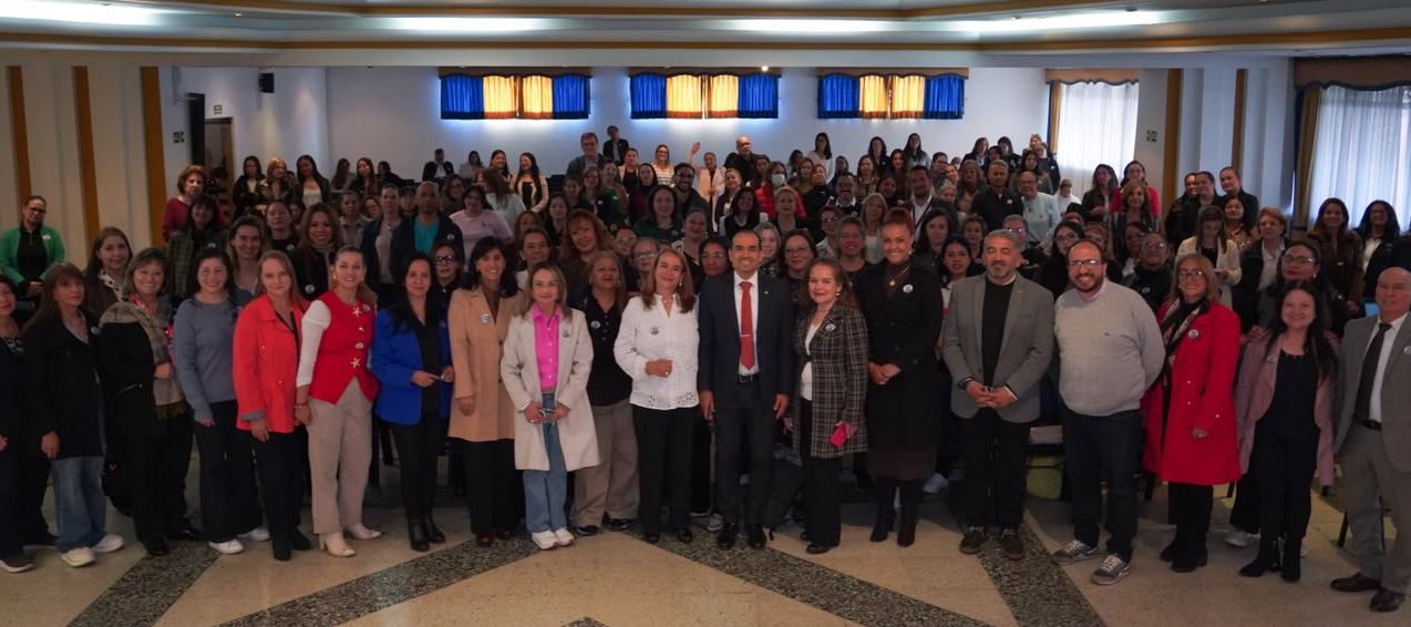 Viceministro de Educación Preescolar, Básica y Media junto a los asistentes al evento