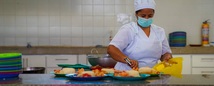 Foto de una trabajadora en el programa de alimentacion escolar