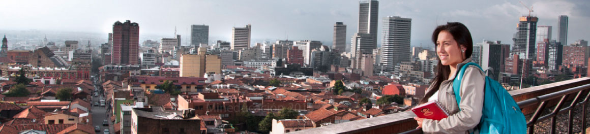 Estudiante de Educación superior observando la ciudad de Bogotá desde terraza de una universidad