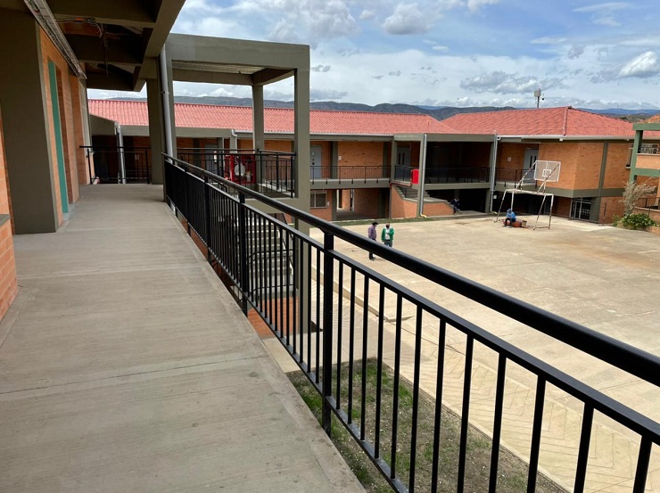 Los 200 colegios nuevos o ampliados incluyen la construcción de 2.889 aulas de clases nuevas. Los 200 colegios nuevos o ampliados incluyen la construcción de 2.889 aulas de clases nuevas.