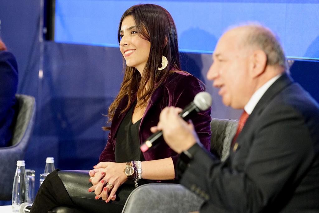 Panelistas hablando Panelistas hablando